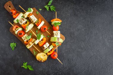 Vejetaryen ızgara. Hellim peyniri ve siyah arka plan, kopya alanı sebze vejetaryen şişleri.