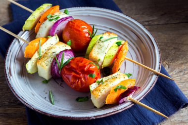 Sebze ev yapımı yemek sağlıklı vejetaryen vegan diyet Barbekü Izgara Hellim peyniri ve sebze-baharat ve otlar ile plaka üzerinde ızgara şiş kapatın