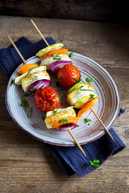 Sebze ev yapımı yemek sağlıklı vejetaryen vegan diyet Barbekü Izgara Hellim peyniri ve sebze-baharat ve otlar ile plaka üzerinde ızgara şiş kapatın