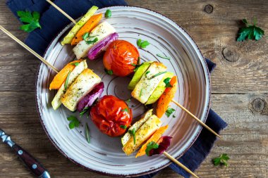 Sebze ev yapımı yemek sağlıklı vejetaryen vegan diyet Barbekü Izgara Hellim peyniri ve sebze-baharat ve otlar ile plaka üzerinde ızgara şiş kapatın