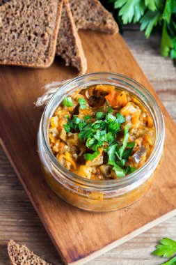 Beyaz mutfak. Patlıcan, biber, domates ve otlar ile Ajapsandali. Sağlıklı sebze snack.