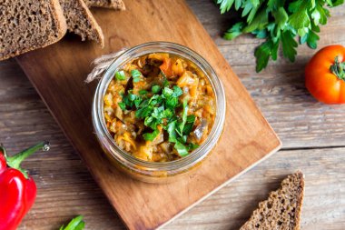 Beyaz mutfak. Patlıcan, biber, domates ve otlar ile Ajapsandali. Sağlıklı sebze snack.