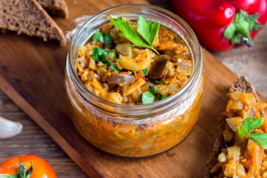 Beyaz mutfak. Patlıcan, biber, domates ve otlar ile Ajapsandali. Sağlıklı sebze yemek, meze.