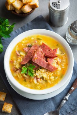 Tütsülenmiş jambon ve gri arka plan üzerinde kruton Split bezelye çorbası. Sağlıklı ev yapımı kalın split çorbası kış öğle yemeği için.
