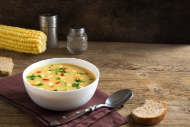 Ev yapımı Mısır çorbası çorba beyaz kase. Yeşiller ve sebze vejetaryen kremalı mısır çorbası.