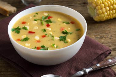 Ev yapımı Mısır çorbası çorba beyaz kase. Yeşiller ve sebze vejetaryen kremalı mısır çorbası.