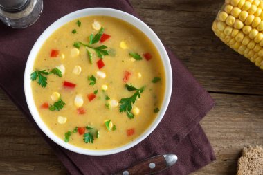 Ev yapımı Mısır çorbası çorba beyaz kase. Yeşiller ve sebze vejetaryen kremalı mısır çorbası.