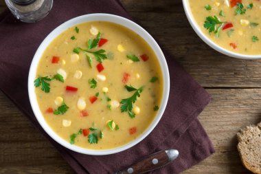 Ev yapımı Mısır çorbası çorba beyaz kase. Yeşiller ve sebze vejetaryen kremalı mısır çorbası.