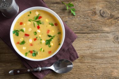Ev yapımı Mısır çorbası çorba beyaz kase. Yeşiller ve sebze vejetaryen kremalı mısır çorbası.