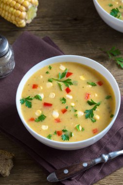 Ev yapımı Mısır çorbası çorba beyaz kase. Yeşiller ve sebze vejetaryen kremalı mısır çorbası.
