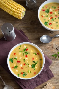 Ev yapımı Mısır çorbası çorba beyaz kase. Yeşiller ve sebze vejetaryen kremalı mısır çorbası.