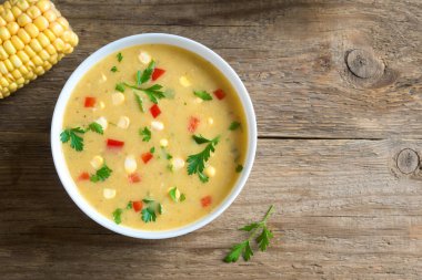 Ev yapımı Mısır çorbası çorba beyaz kase. Yeşiller ve sebze vejetaryen kremalı mısır çorbası.