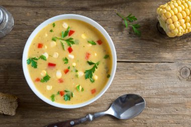 Ev yapımı Mısır çorbası çorba beyaz kase. Yeşiller ve sebze vejetaryen kremalı mısır çorbası.