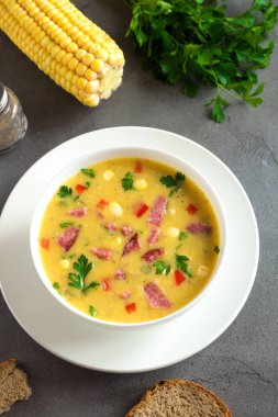 Ev yapımı Mısır çorbası çorba ile kavrulmuş Ham beyaz kase. Jambon, Yeşiller ve sebze ile sağlıklı kremalı mısır çorbası.