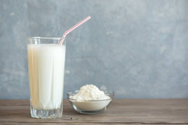 Vanilya Protein içeceği. Peynir altı suyu proteini ile sağlıklı spor Fitness içki. Vanilyalı Milkshake.