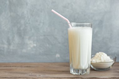 Vanilya Protein içeceği. Peynir altı suyu proteini ile sağlıklı spor Fitness içki. Vanilyalı Milkshake.