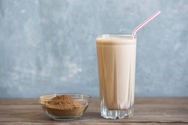 Çikolata Protein içeceği. Peynir altı suyu proteini ile sağlıklı spor Fitness içki. Çikolata güler yüzlü.