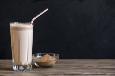 Çikolata Protein içeceği. Peynir altı suyu proteini ile sağlıklı spor Fitness içki. Çikolata güler yüzlü.