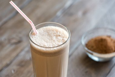 Çikolata Protein içeceği. Peynir altı suyu proteini ile sağlıklı spor Fitness içki. Çikolata güler yüzlü.