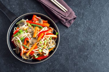 Udon erişte, mantar ve sebze Fry karıştırın. Asya vegan vejetaryen yemek, yemek, stir fry siyah arka plan, kopya alanı üzerinde.