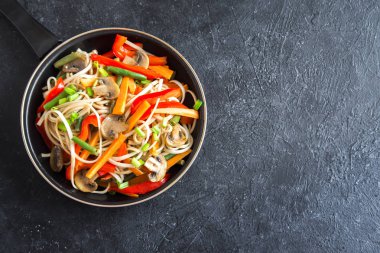 Udon erişte, mantar ve sebze Fry karıştırın. Asya vegan vejetaryen yemek, yemek, stir fry siyah arka plan, kopya alanı üzerinde.