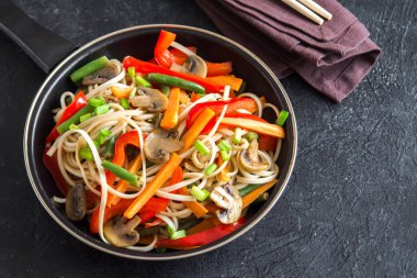 Udon erişte, mantar ve sebze Fry karıştırın. Asya vegan vejetaryen yemek, yemek, stir fry siyah arka plan, kopya alanı üzerinde.