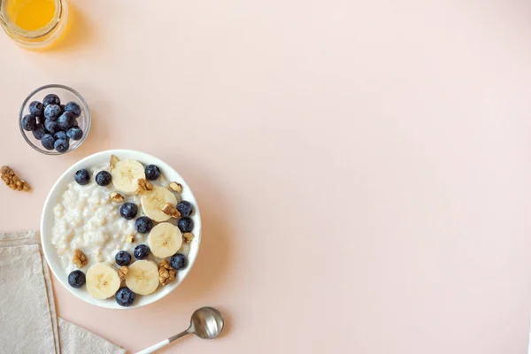 Haferbrei Mit Walnüssen Blaubeeren Und Banane Schüssel Auf Rosa Pastell — Stockfoto