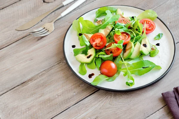 Ensalada Aguacate Tomates Con Rúcula Vinagre Balsámico Sobre Madera Espacio —  Fotos de Stock