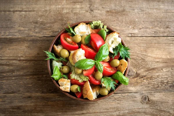 Salada Tomate Panzanella Com Tomate Cereja Manjericão Croutons Ciabatta Comida — Fotografia de Stock