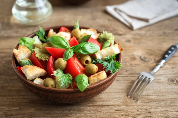 Rajčatový Salát Cherry Rajčaty Bazalkou Ciabatta Panzanella Krutony Letní Zdravé — Stock fotografie