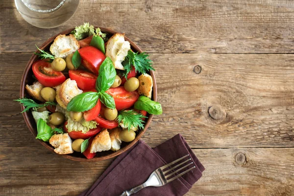 Rajčatový Salát Cherry Rajčaty Bazalkou Ciabatta Panzanella Krutony Letní Zdravé — Stock fotografie