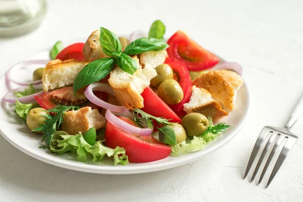 Rajčatový Salát Cherry Rajčaty Bazalkou Ciabatta Panzanella Krutony Letní Zdravé — Stock fotografie