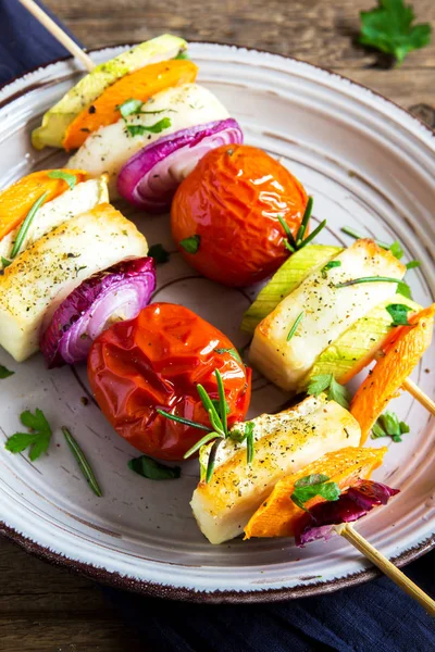 Halloumi Sajt Zöldségek Grillezett Nyárs Lemez Fűszerek Gyógynövények Közelről Egészséges — Stock Fotó