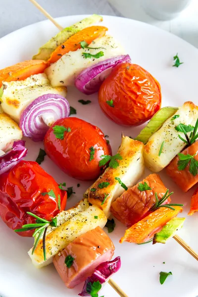 Ψητά Λουκάνικα Και Λαχανικά Σουβλάκια Φρέσκα Μυρωδικά Στο Άσπρο Πιάτο — Φωτογραφία Αρχείου