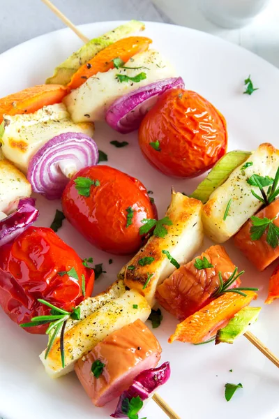 Spiedini Verdure Salsiccia Alla Griglia Con Erbe Fresche Piatto Bianco — Foto Stock