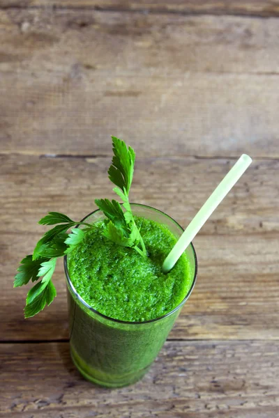 Cam üzerinde rustik ahşap arka plan kopya alanı - detoks, vegan, Vejetaryen sağlıklı sebze içki ile yeşil smoothie