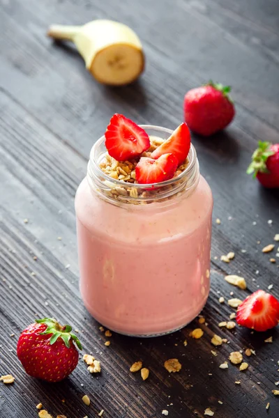 Smoothie Aux Fraises Bananes Avec Granola Maison Petit Déjeuner Sain — Photo