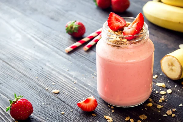 Batido Fresa Plátano Con Granola Casera Desayuno Saludable Merienda Batido —  Fotos de Stock