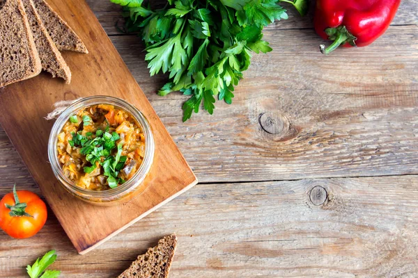 Beyaz mutfak. Patlıcan, biber, domates ve otlar ile Ajapsandali. Sağlıklı sebze snack.