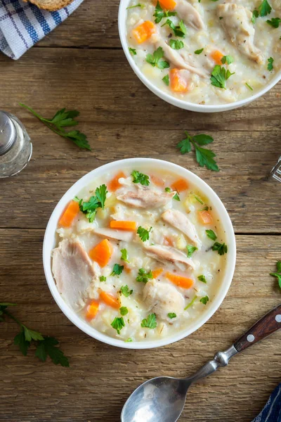 チキンとワイルド ライスのスープ チキン ワイルド ライス ボウルに白を新鮮な自家製のクリーミーなスープをクローズ アップ — ストック写真