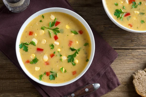 Ev yapımı Mısır çorbası çorba beyaz kase. Yeşiller ve sebze vejetaryen kremalı mısır çorbası.