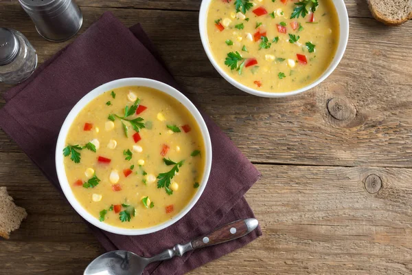 Ev yapımı Mısır çorbası çorba beyaz kase. Yeşiller ve sebze vejetaryen kremalı mısır çorbası.