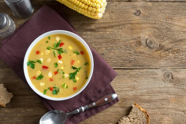 Ev yapımı Mısır çorbası çorba beyaz kase. Yeşiller ve sebze vejetaryen kremalı mısır çorbası.