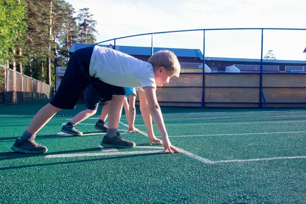 Niños Deportivos Niños Posición Salida Listos Para Correr Deportes Infantiles —  Fotos de Stock