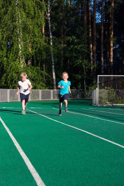 Niños Niños Corriendo Pista Aire Libre Gimnasio Para Niños Verano —  Fotos de Stock