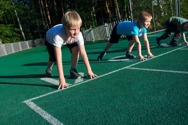 開始位置を実行する準備ができてスポーツ少年 子供のスポーツ — ストック写真