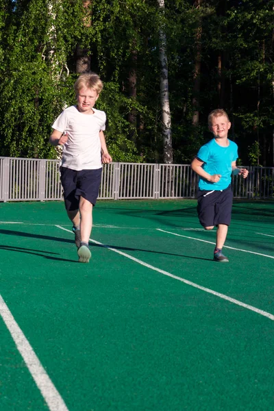 Niños Niños Corriendo Pista Aire Libre Gimnasio Para Niños Verano —  Fotos de Stock