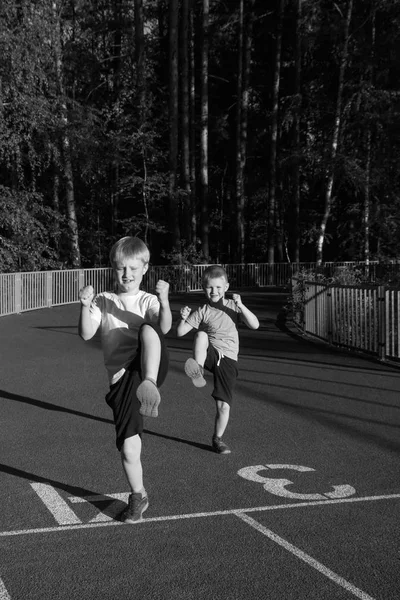 Niños Haciendo Ejercicios Matutinos Aire Libre —  Fotos de Stock