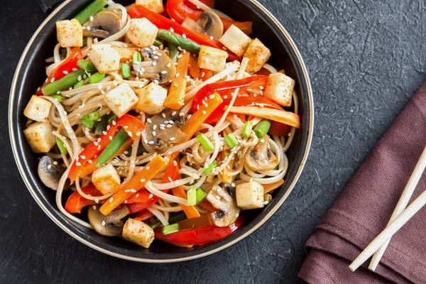 Stek Med Udon Nudlar Tofu Svamp Och Grönsaker Asiatiska Vegan — Stockfoto