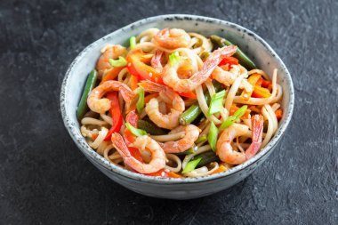 Udon erişte, (karides) karides ve sebze Fry karıştırın. Asya sağlıklı gıda, yemek, kase siyah arka plan, kopya alanı içinde heyecan kızartma.